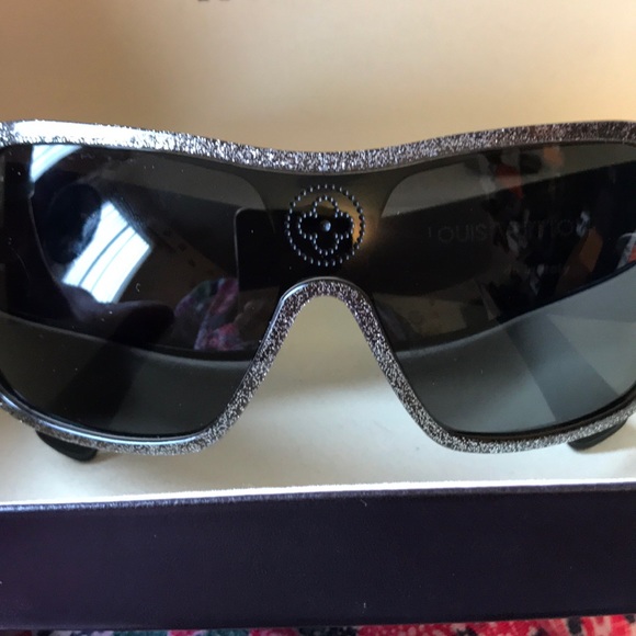 Louis Vuitton sunglasses - Picture 2 of 6